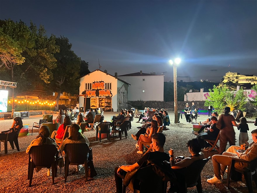 karsta-acik-hava-sinema-etkinligi.jpg