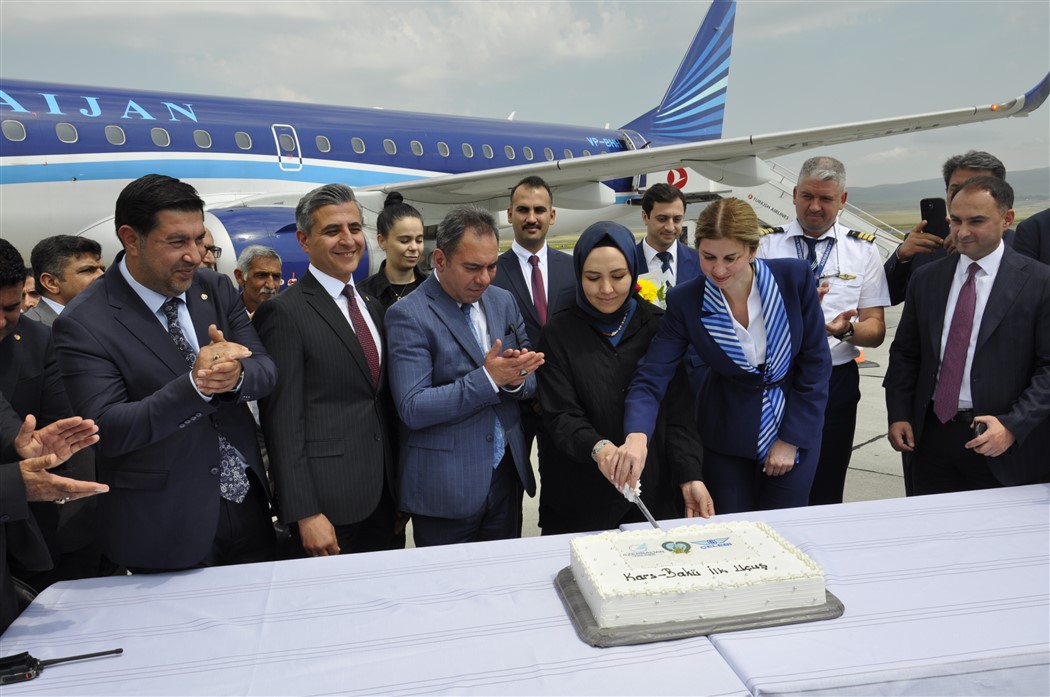 azerbaycan-ile-kars-arasinda-ucak-seferleri-basladi-002.jpg