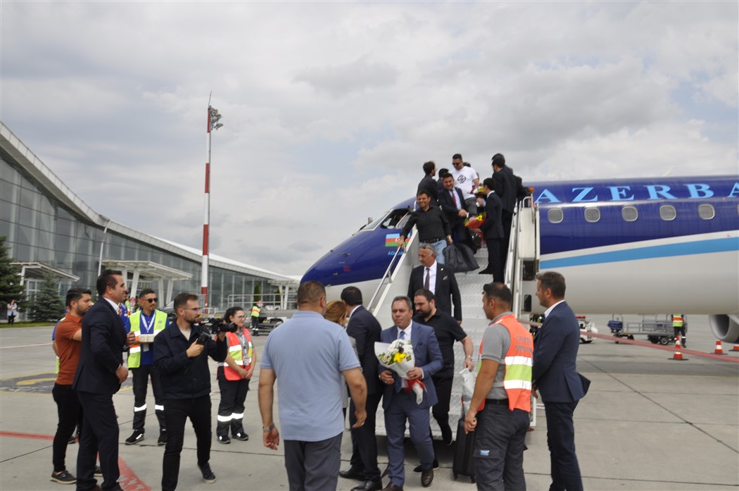 azerbaycan-ile-kars-arasinda-ucak-seferleri-basladi.jpg