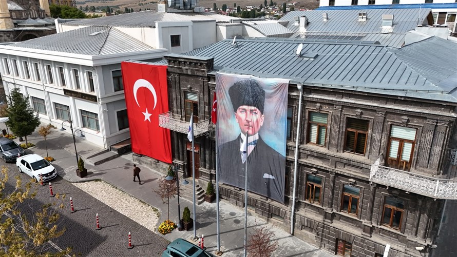 kars-belediye-baskani-otuken-senger-gazi-mustafa-kemal-ataturkun-102-yil-onceki-kars-ziyareti-onun-karslilara-ve-ulkemizin-dogusundaki-vatandaslarimiza-verdigi-degerin-guclu-bir-ifadesidir-002.jpg