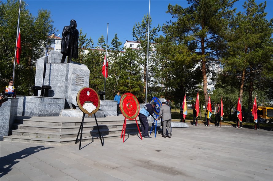 kars-belediye-baskani-otuken-senger-gazi-mustafa-kemal-ataturkun-102-yil-onceki-kars-ziyareti-onun-karslilara-ve-ulkemizin-dogusundaki-vatandaslarimiza-verdigi-degerin-guclu-bir-ifadesidir-003.jpg
